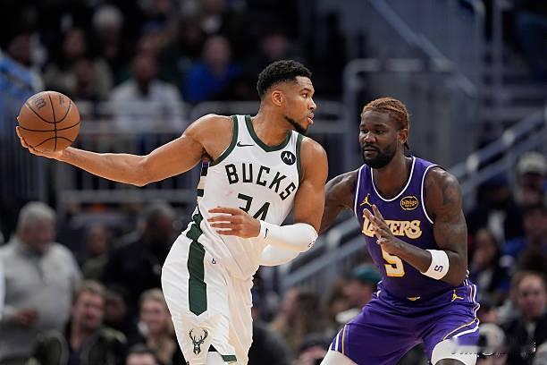 艾顿厉害啊！字母哥谈艾顿：

“他很强硬，他去到湖人之后，变化很大。”

“至少