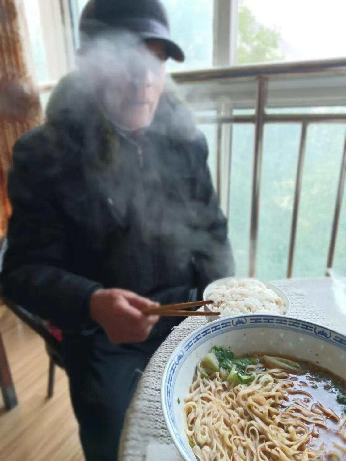 米汤煮面，你听说过吗？今天在公园遇见一个老大爷，今年89岁，身体特别硬朗，走路健