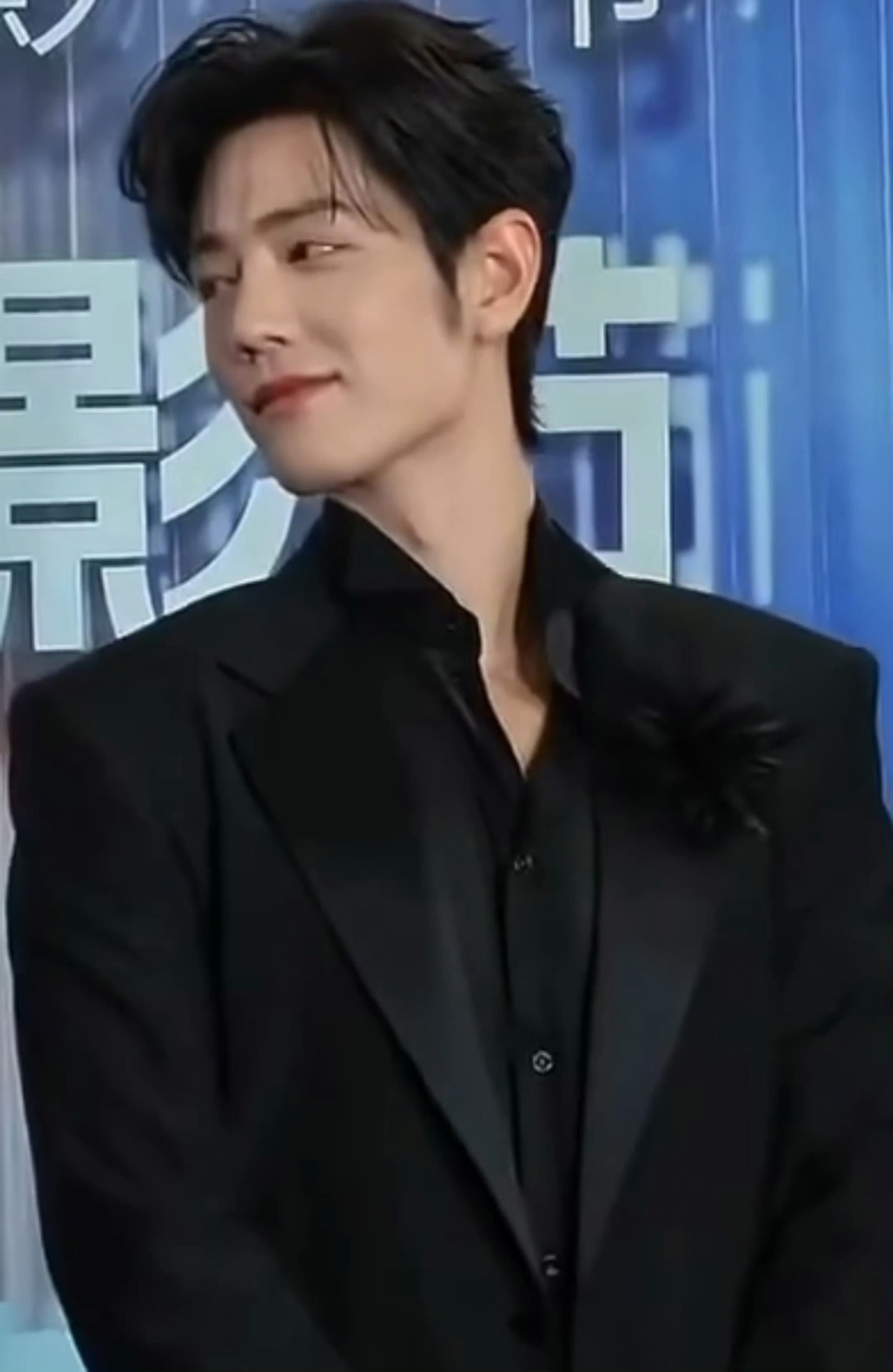 肖战大影节生图西装战总太鲨我！沦陷在成熟西装的浪漫里。📮肖战兰晓龙孔笙一起走红