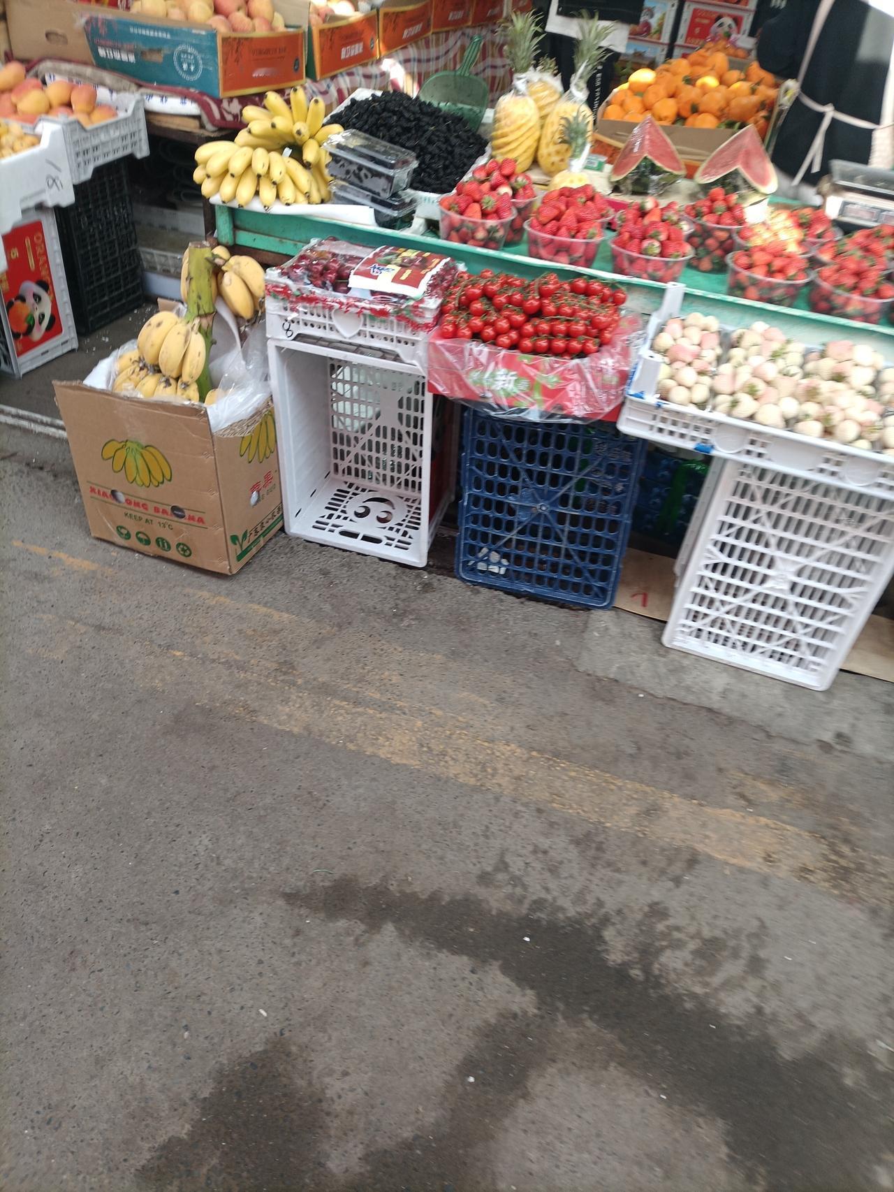 今天上午我去昌吉富民市场买菜，发现市场一下子干净多了，原来摆满各类瓜果蔬菜、占地