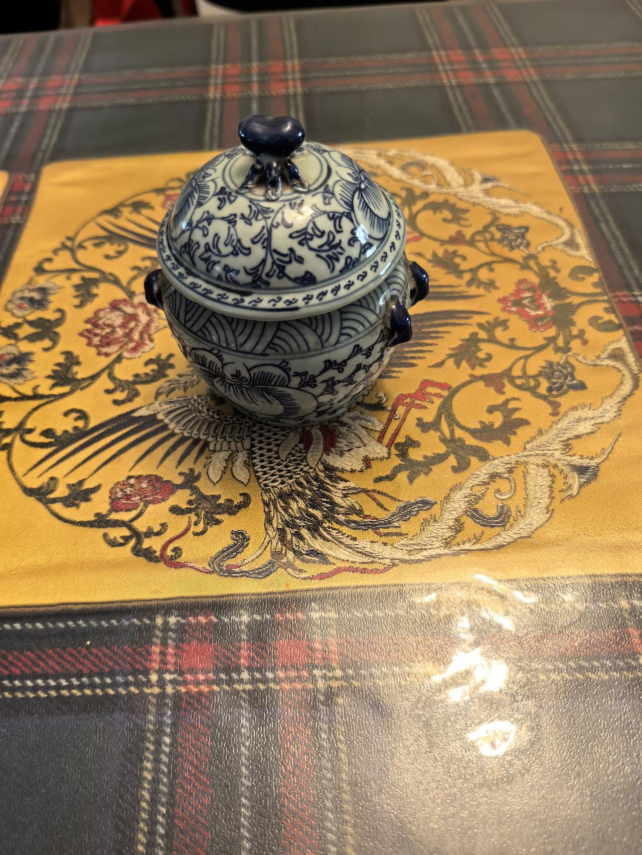 半个月前溜弯，，看到路边有位民工大哥在卖这个罐罐，说是从工地挖出来的，应该是个老