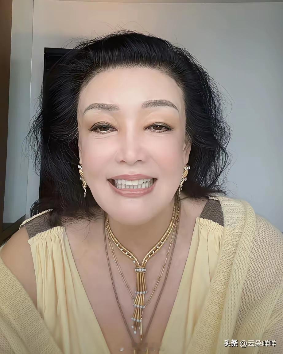 兰姐说，箖箖和玥儿昨天就开学了，今天晚上六点她去接两个孩子，孩子放了学还有俩小时