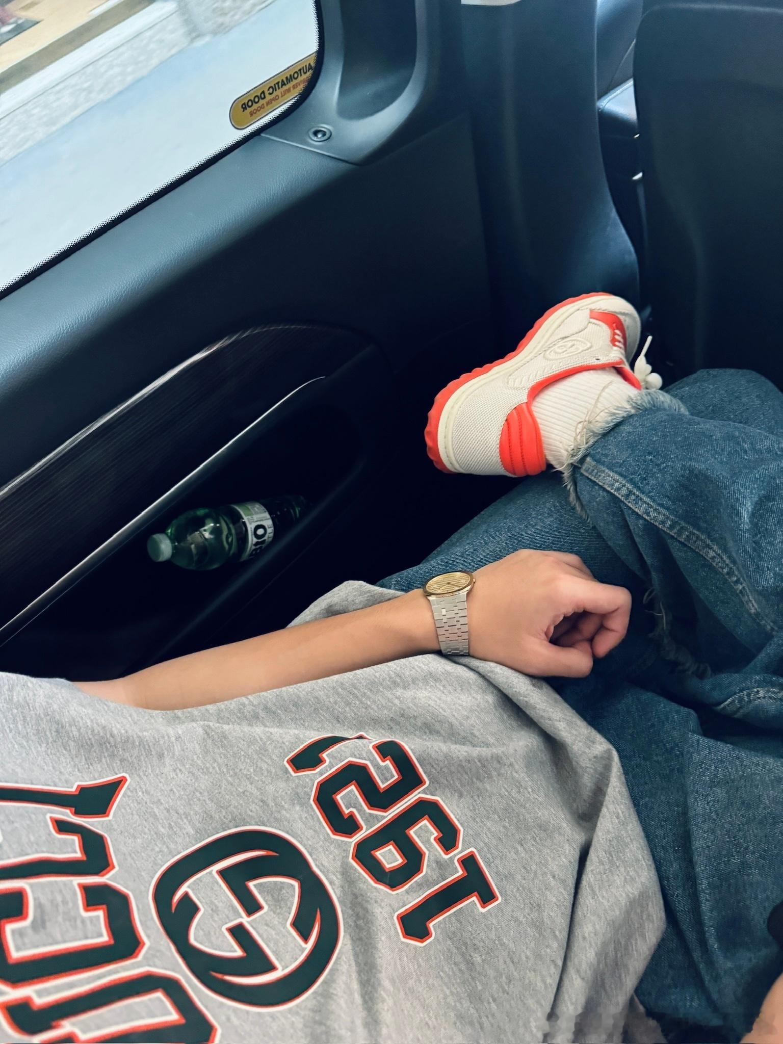 #周翊然的街拍好chill##周翊然青春男大既视感# 青春男大的魅力在周翊然的街