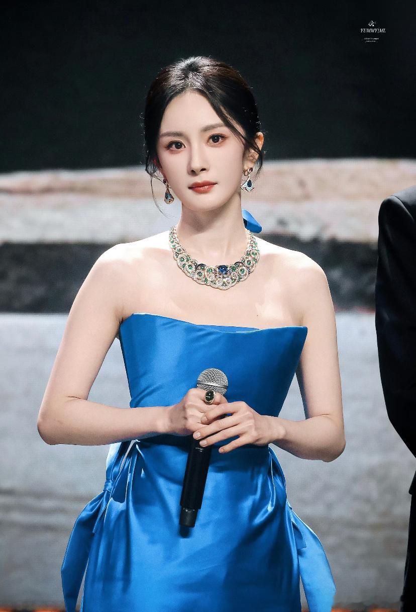 杨幂是真的妈妈！！！太美了呜呜呜怎么会有人什么风格都驾驭的这么好呢[哇]杨幂 妈