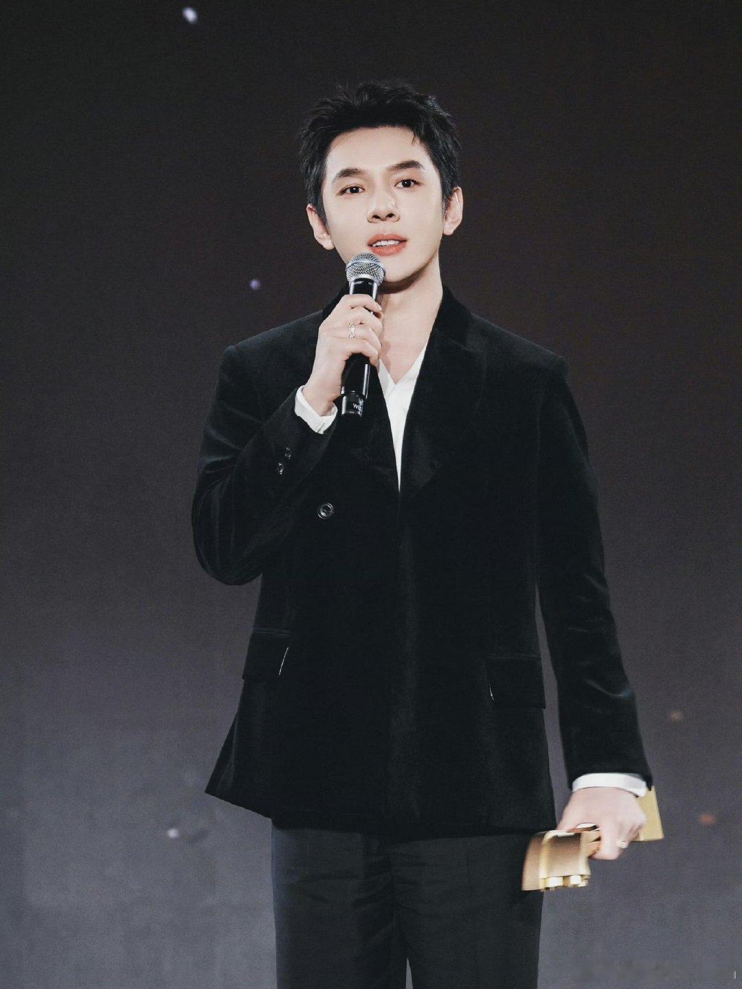 旺旺说把李佳琦全年排满了李佳琦请假拍综艺 只是短暂请假录制综艺，直播行程丝毫不受