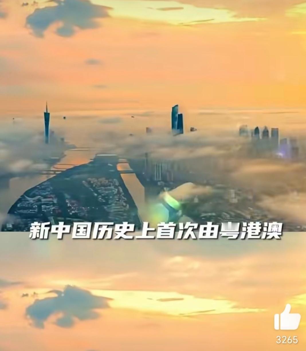 广东的温情总让人惊喜！早餐摊师傅忙着打包热乎粥品，生怕食客等急；夜市摊主推荐完地