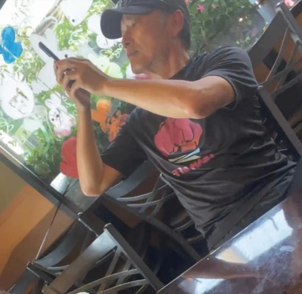 68岁苗侨伟现身温哥华一间体育馆锻炼，不仅打了拳击，还去打了高尔夫球，状态非常好