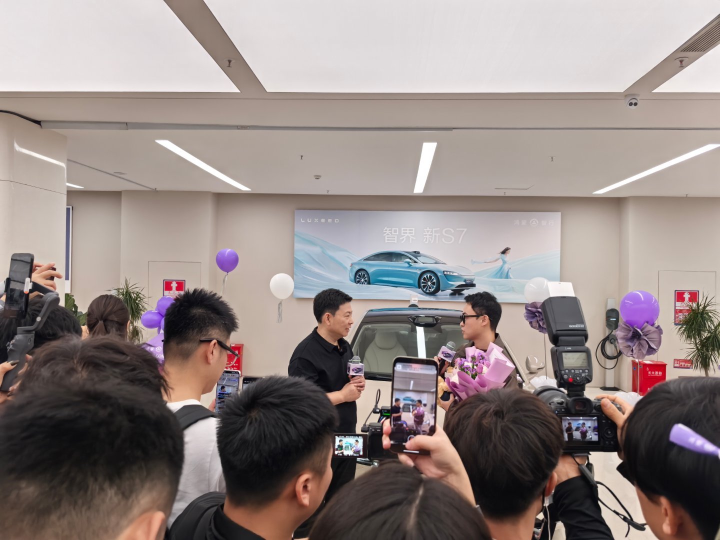12月的第一个好消息 智界新S7开启全国大规模交付  从广州车展初亮相，我就开始