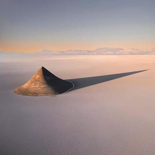 Arita Cone,一个几乎完美的锥形地形,从广阔的Salar de Ariz