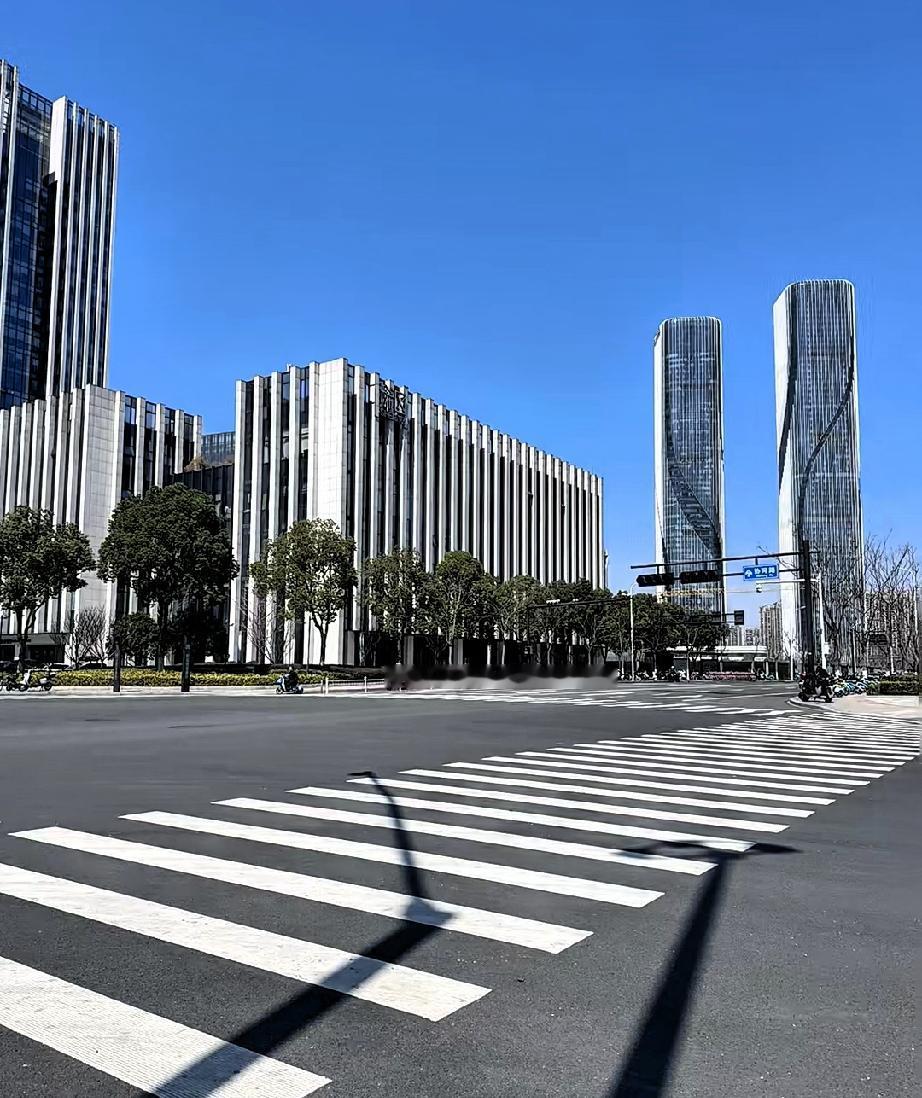 提前通知，
从7月25日开始，
非必要的情况下就别再在下午6点之前
 
气温常常