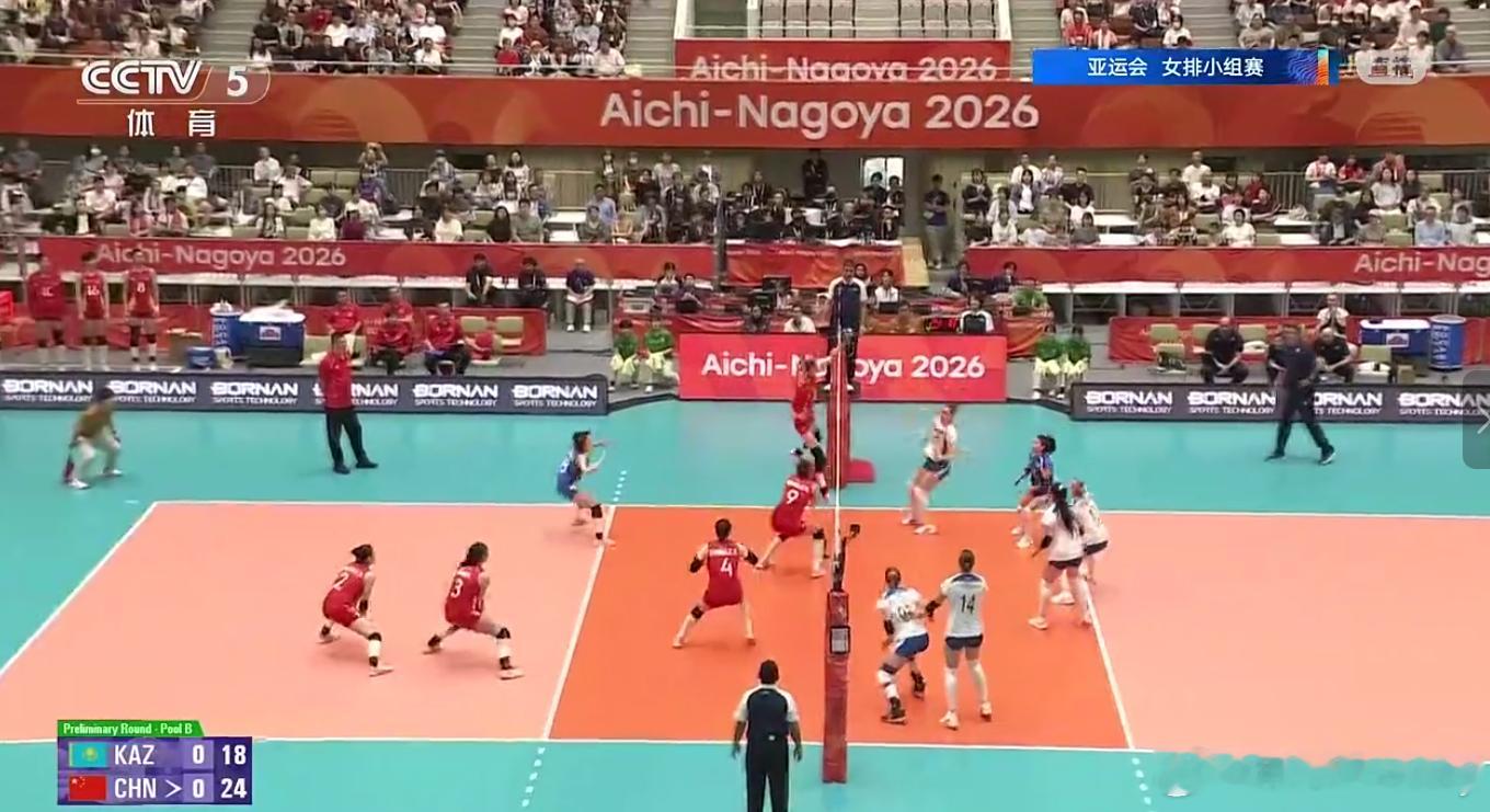 中国女排vs哈萨克斯坦女排 吴梦洁担任拦网，25-18，中国女排拿下第一局庄宇珊