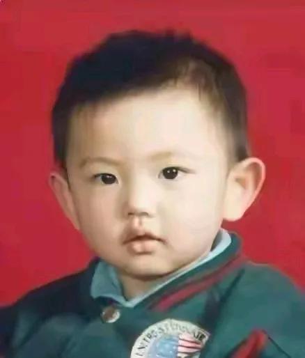 谁能想到小时候平平常常的他，一点也没有帅的特质，长大后怎么会那么帅呢？看他小时候