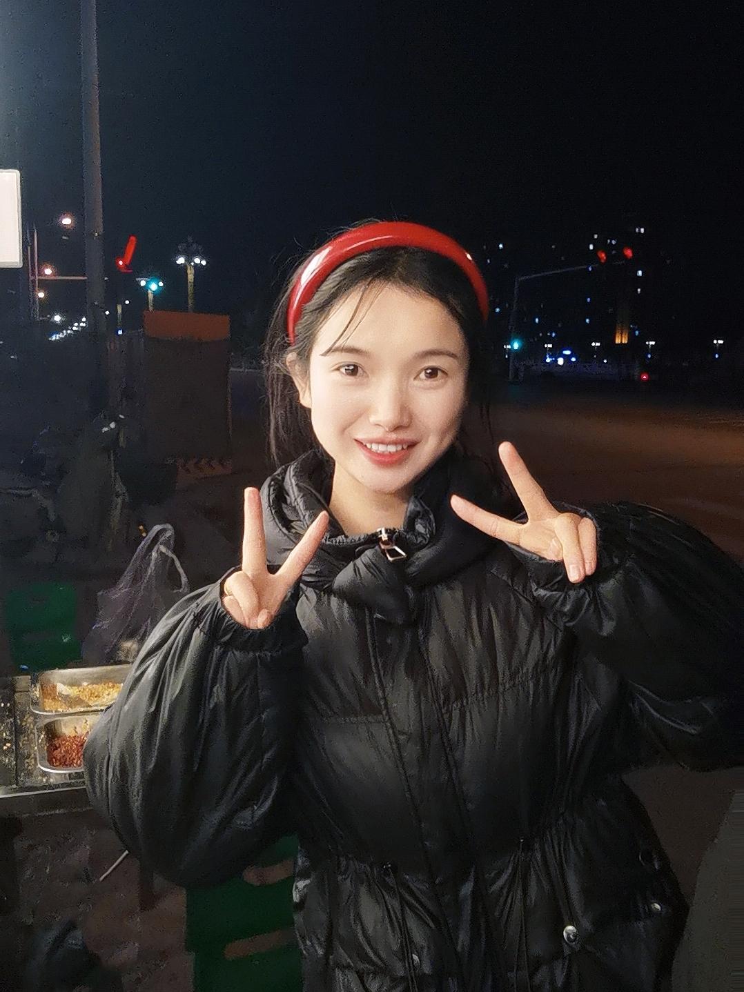 路过的人裹紧衣服匆匆走过，偶尔有人驻足询问，我都笑着细细解答。寒风再烈，抵不过顾