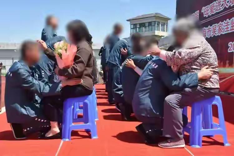 高墙隔不断母子情 二十载亏欠终相逢
二十载骨肉分离，一朝高墙相见，道尽半生思念与