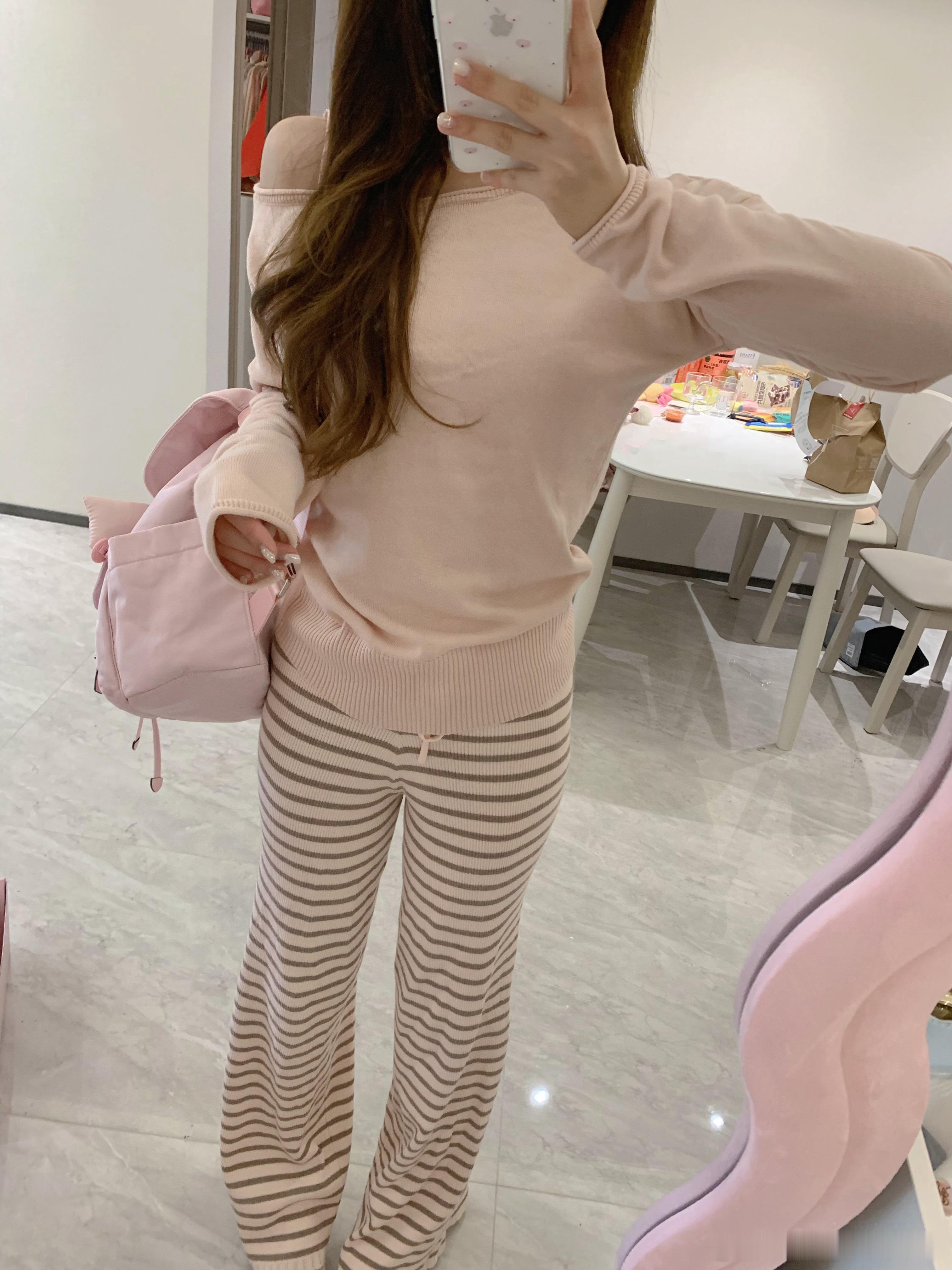 买这身衣服时候还以为好久才能穿上！这两天怎么这么冷 凉爽的秋天来喽 ​​​