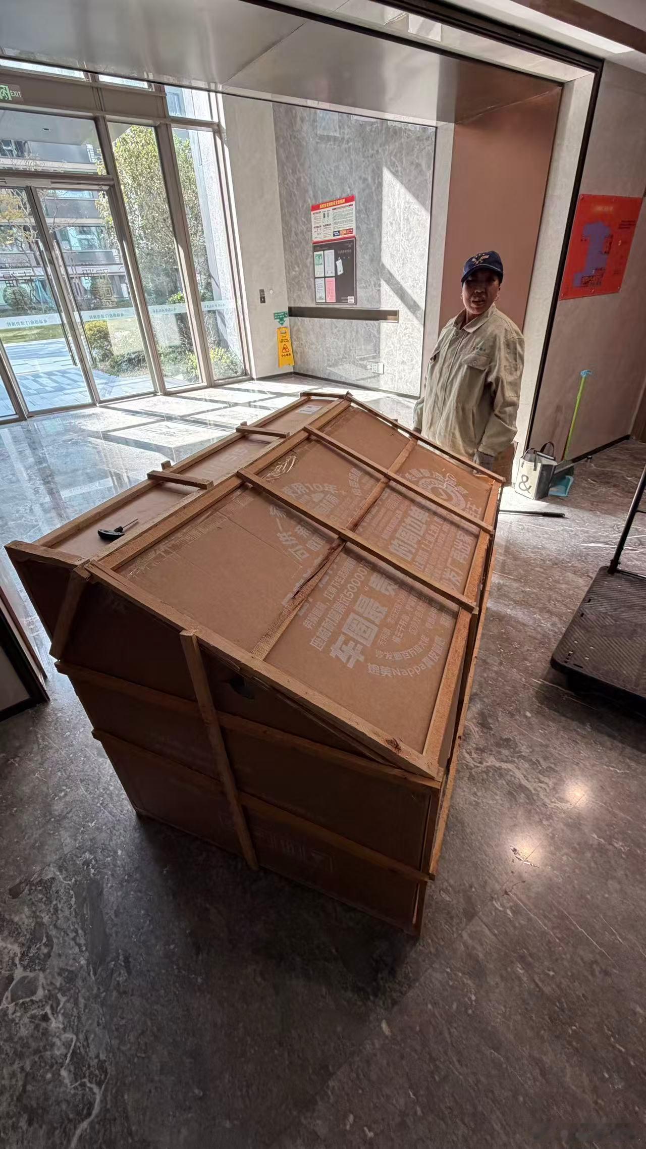 日产的沙发🛋️到了！！！同事说太大了，根本搬不动～果然是车圈最贵的周边单品！等