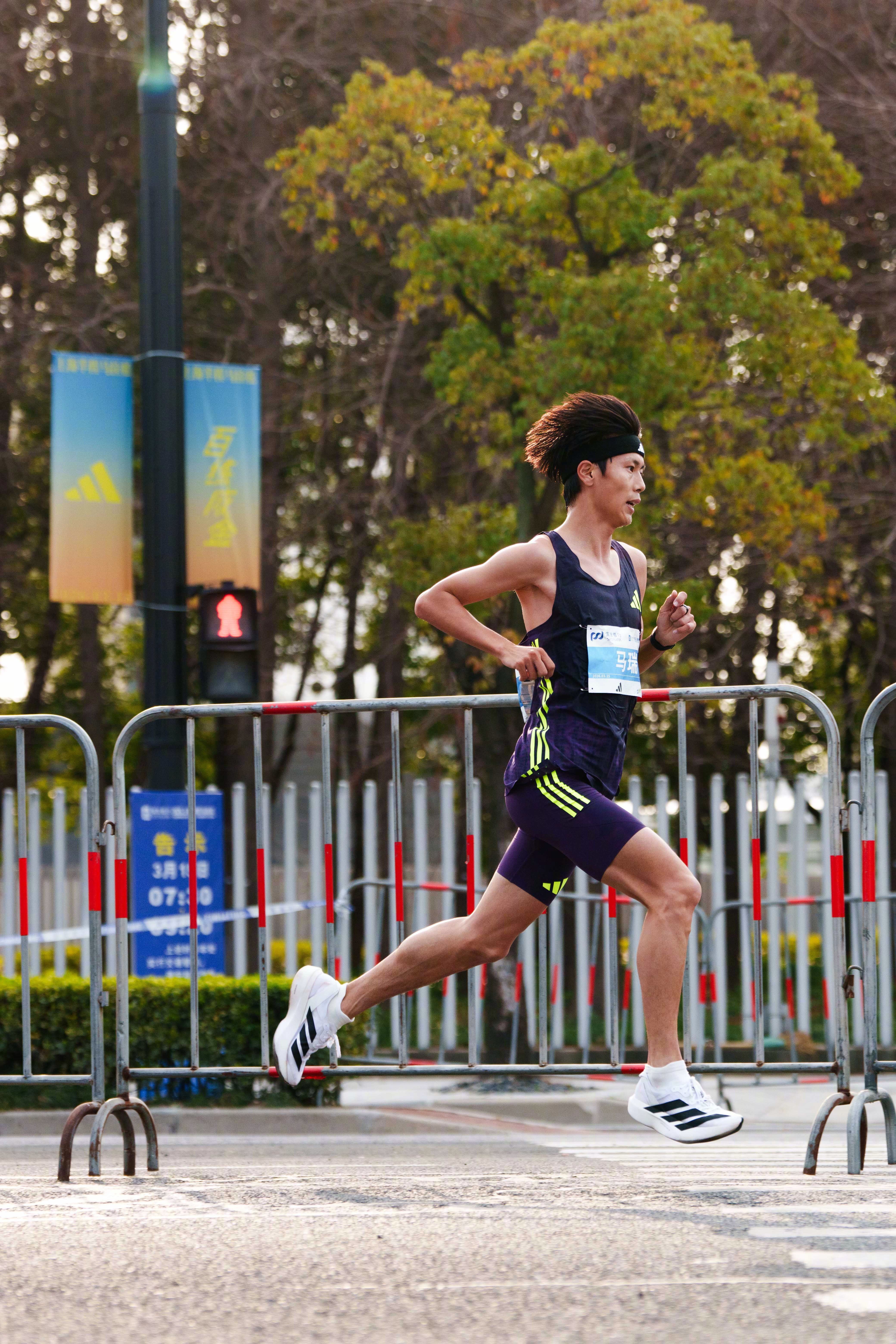 斩获7枚奖牌，站台率超半数，包揽国内男女子冠军！2026上海半程马拉松上，阿迪达