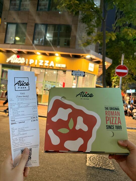 去香港🇭🇰终于吃到了超多料的薄皮披萨🍕！！