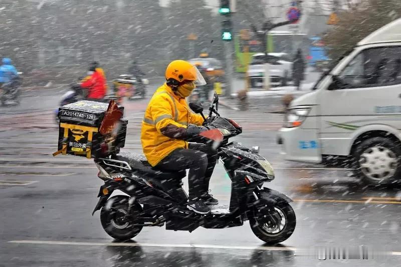 衷心希望：有一天，年轻人不再送外卖。
中午叫了个外卖，是个小姑娘送到的，穿着长款