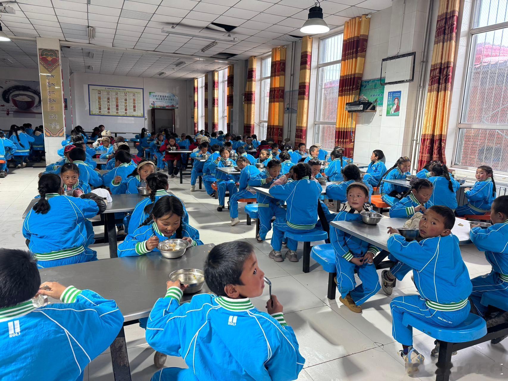 十个勤天把后陡门校服送到了囊谦 这才是真正有意义的后续，不炒作情怀，不消费热度，