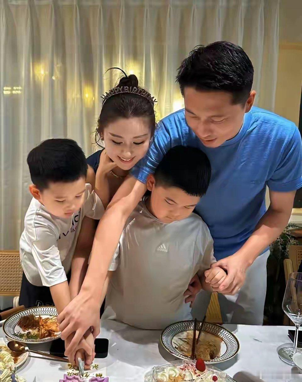 王雷在机场管不住儿子，扭头向李小萌告状，一个眼神彰显家庭地位 