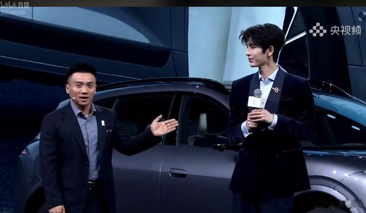 虽然我并不追星，但是我知道张凌赫的粉丝很多，不知道现场的粉丝们是不是受宠若惊了？