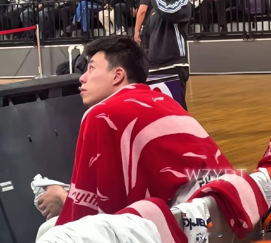 上海大胜辽宁，有多少人发现张镇麟一个人坐着默默流泪。
本赛季缺钱的辽宁男篮，因为