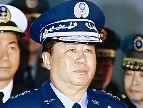 夏瀛洲，这位台湾首任军事大学校长、退役上将的话，其实把窗户纸捅破了。他说佩洛西窜