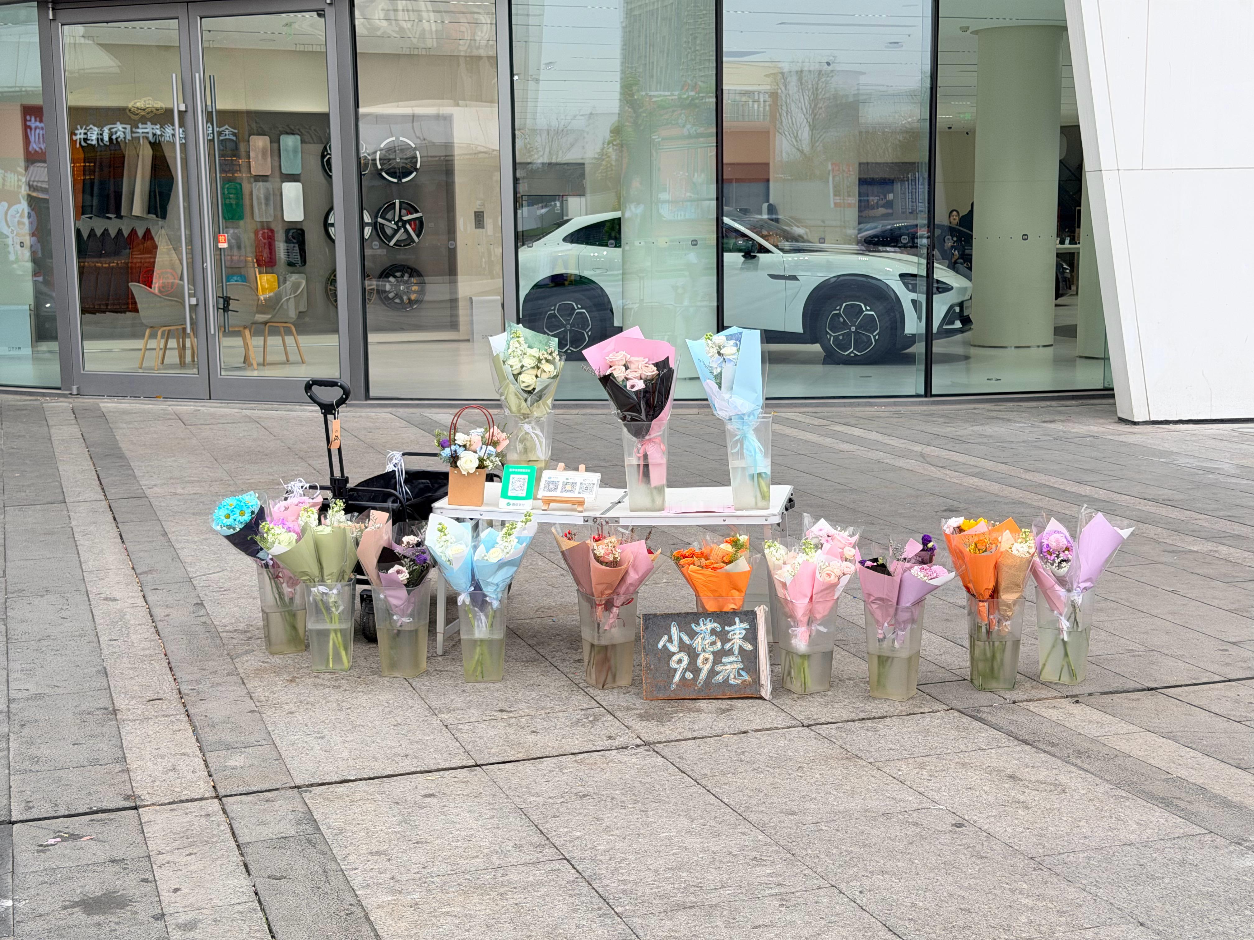 咱国内环境真好，小摊搁这一扔人不见了不像外面乒乒乓乓的，老百姓生活都不得安稳……