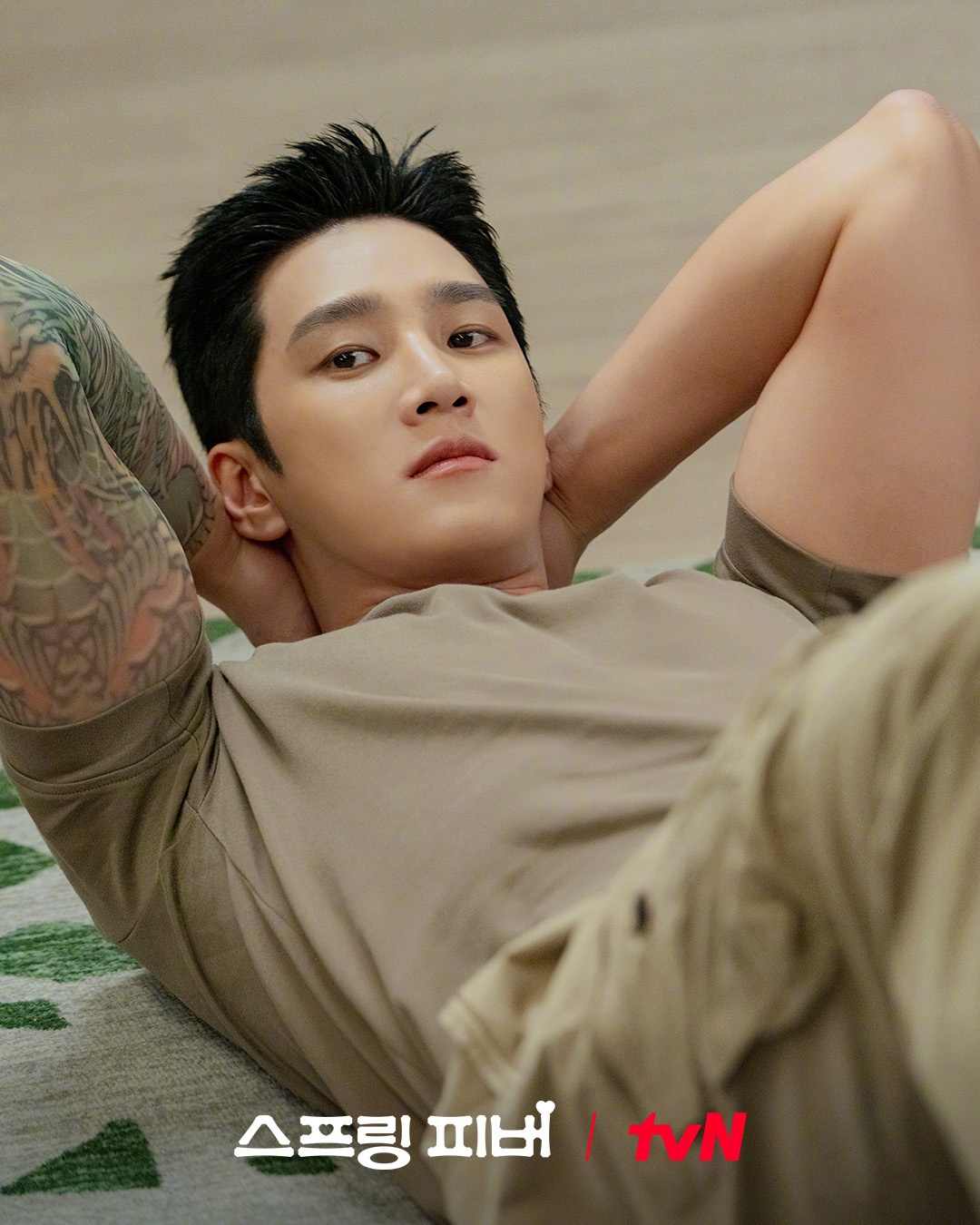 tvN新月火剧Spring Fever 公开安普贤 剧照。该剧改编自同名小说，讲