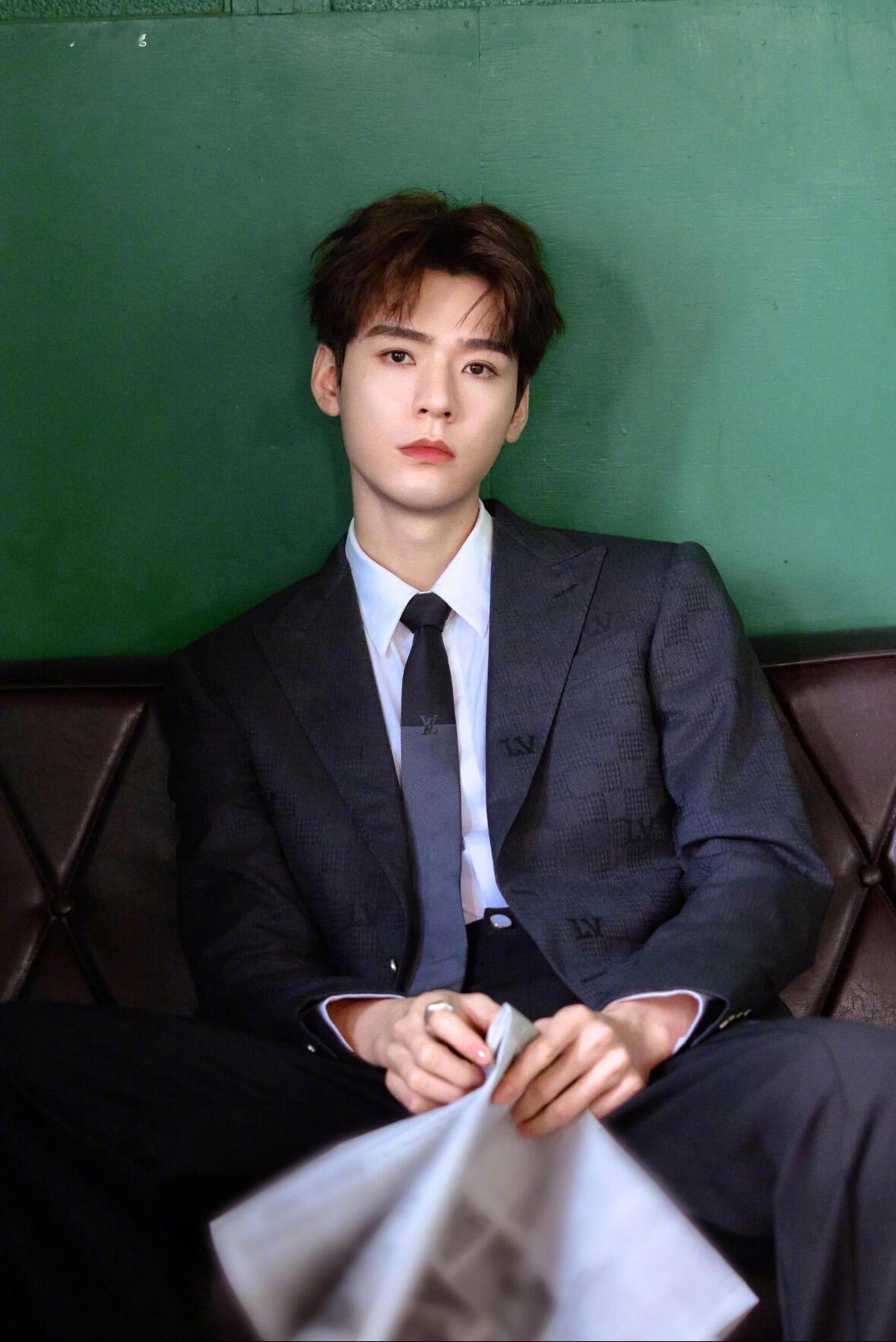 龚俊一会儿过春天一会儿过夏天 谁懂啊！龚俊上一秒还是春日里的严丝合缝，下一秒就抱