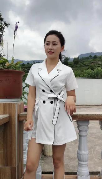 我一个表姐，自己工资是年薪30万，她爸妈生病，她从不吝啬，找护工陪护，缴医药费，