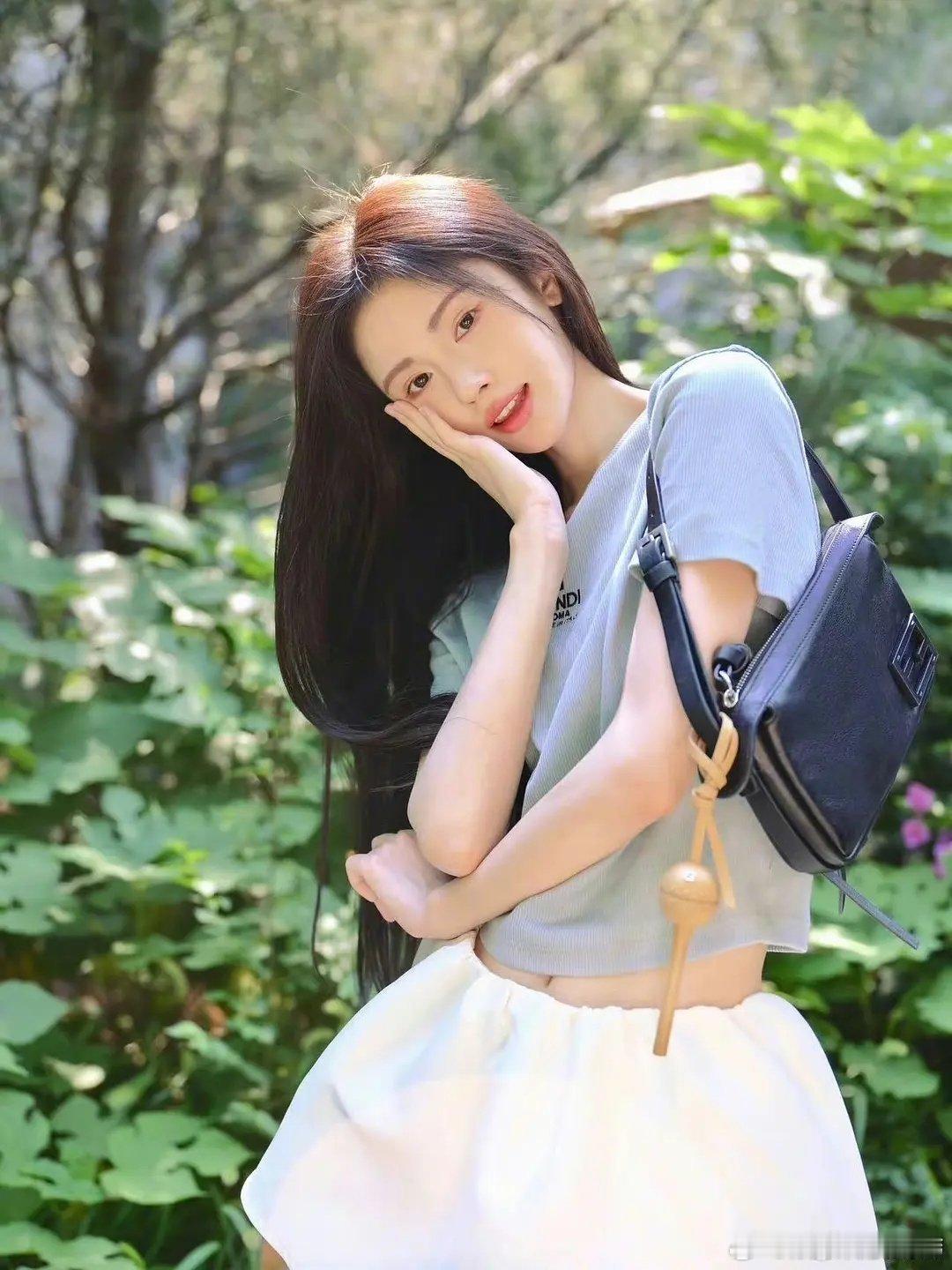 鞠婧祎的新营业好明媚 ​​​