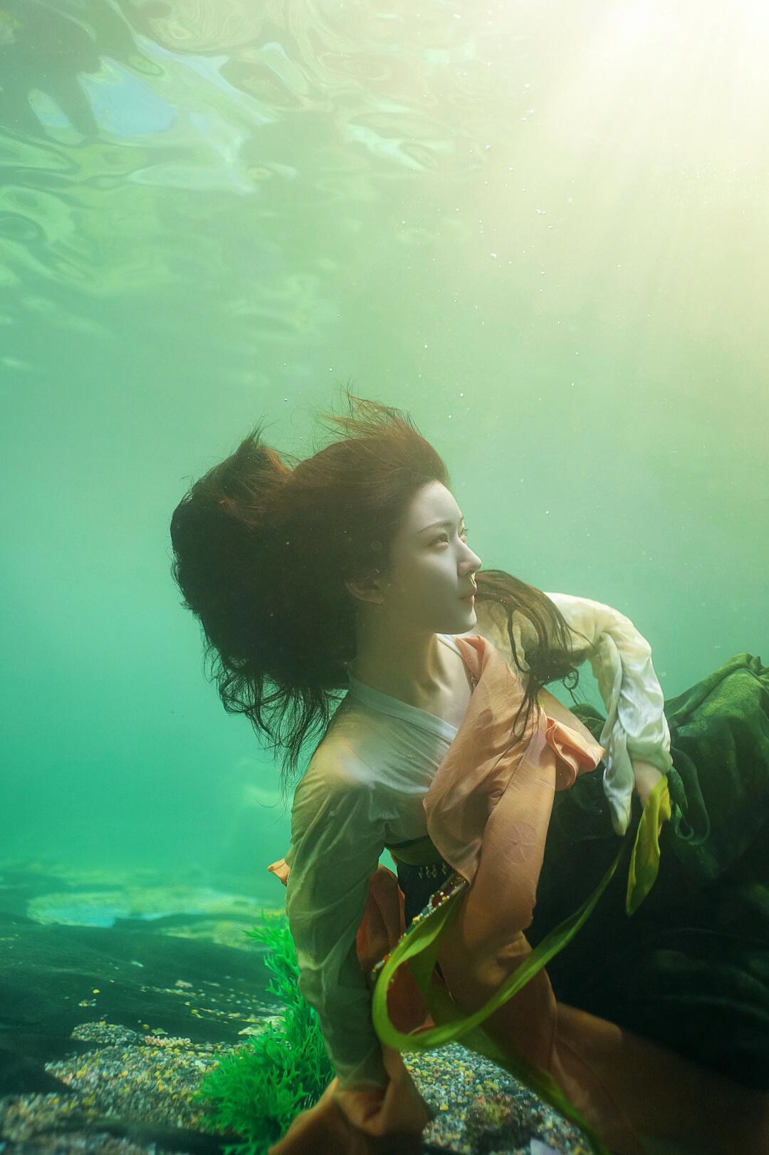 #赵露思摇来了好多人#偷偷藏不住自己搞服装，许我耀眼妆造服化全部自己来，珠帘玉幕