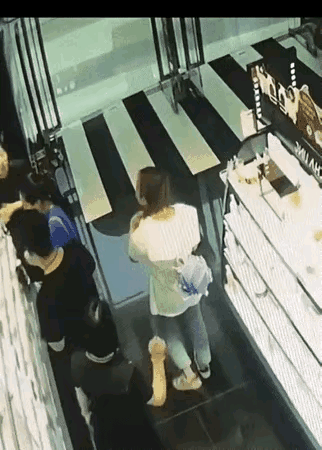 同样是“摸臀”，结果为什么就完全不一样呢？

一个是连性别意识都没有的4岁男童，