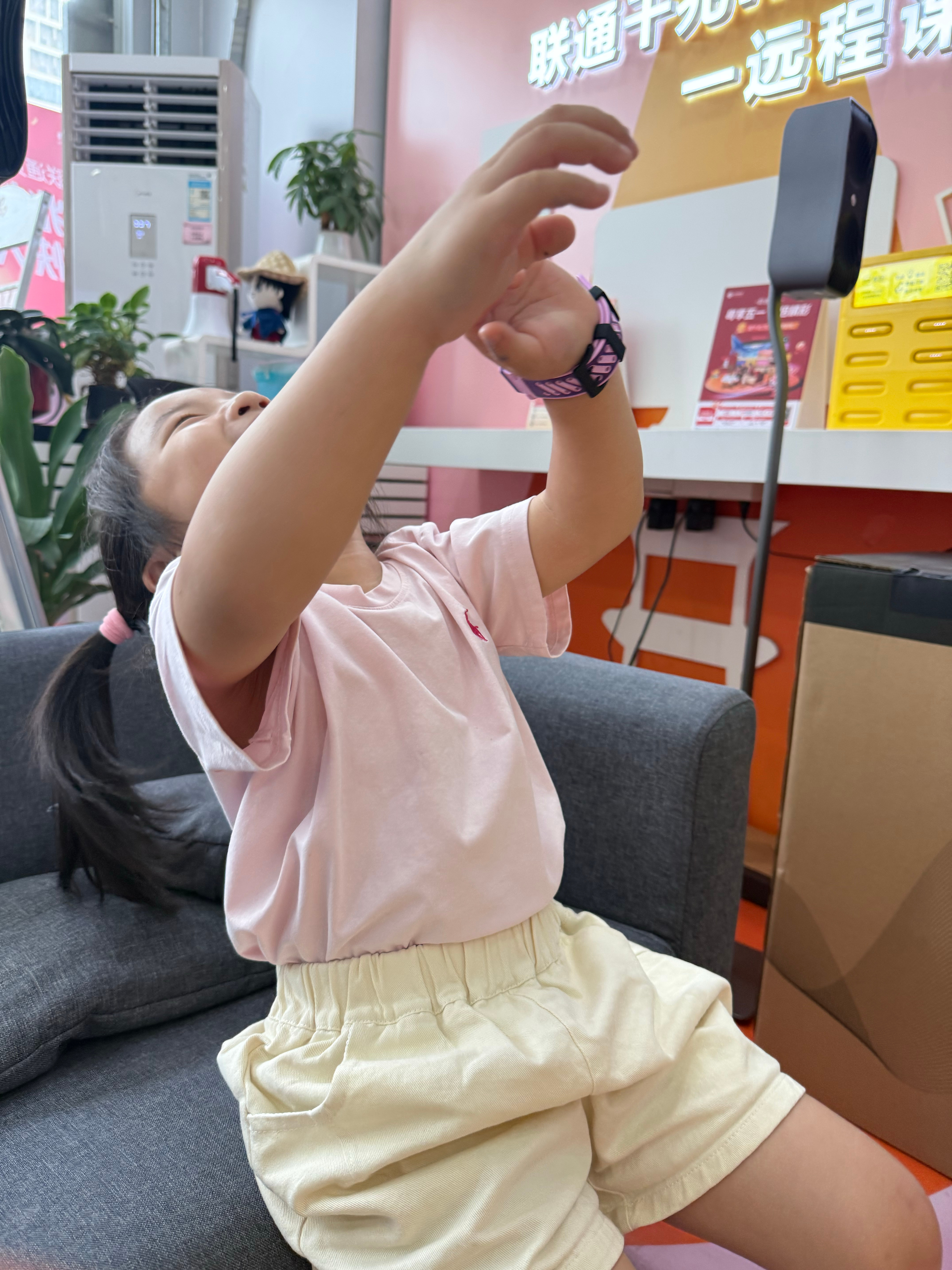 学会了发消息和发表情给姐乐完了 