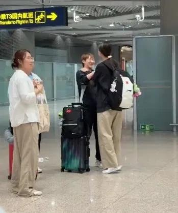 太逗了！王曼昱和陈熠比身高，一下子就成了小矮人，随后一把推开她
目前，国乒的全体