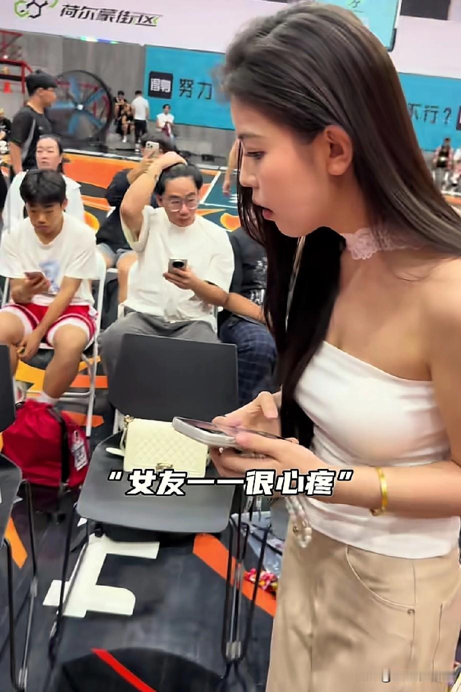 女友一直在关心白晶，建议一般球员别和阿日打，真受不了！

一场备受瞩目的百分大战