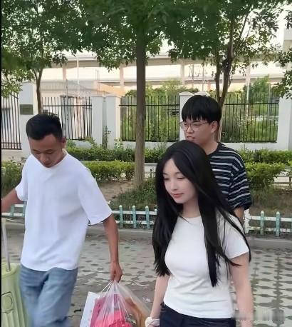金牌聪明点，就是要跟着二哥走，更何况现在有女朋友了，要成家立业了，一定要好好把自