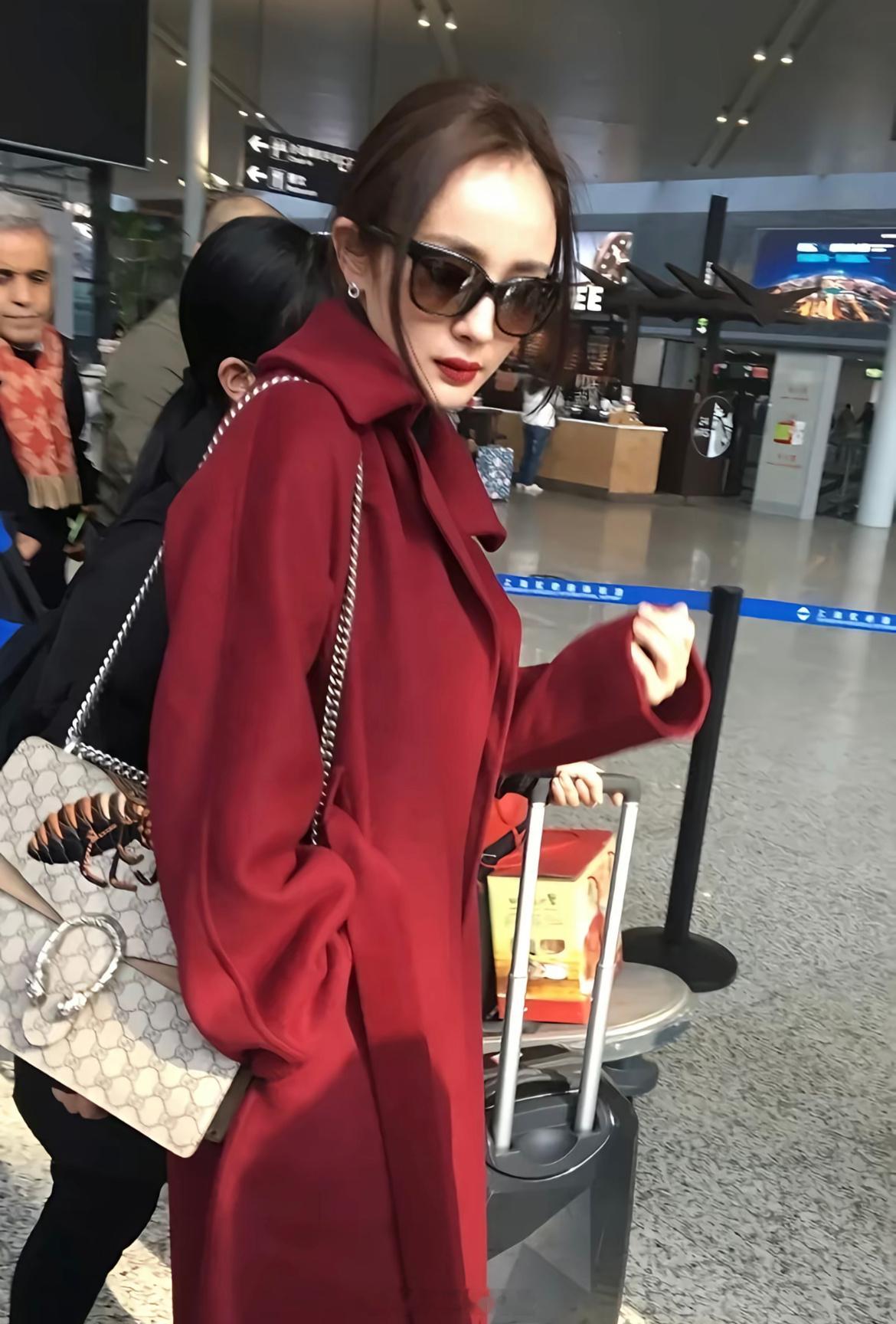 纠正一下 机场街拍是从幂开始流行的杨幂 ​​​