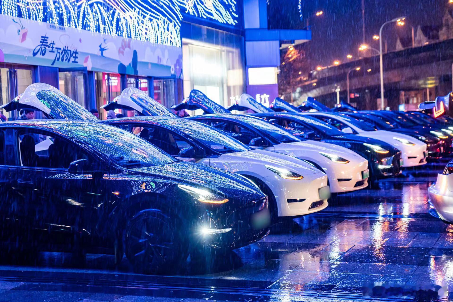 在地球1小时环保公益日，特斯拉协同万达广场开展特斯拉灯光秀活动，活动联动上海、浙