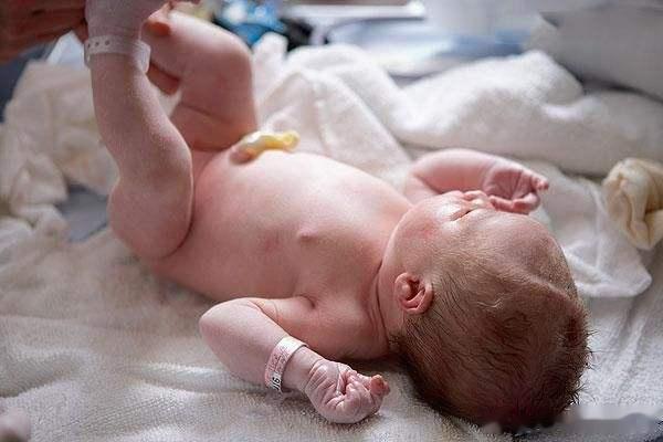 「新生儿脐带该如何护理？反正，别用水清理就对了」宝宝出生后，医务人员会将脐带结扎