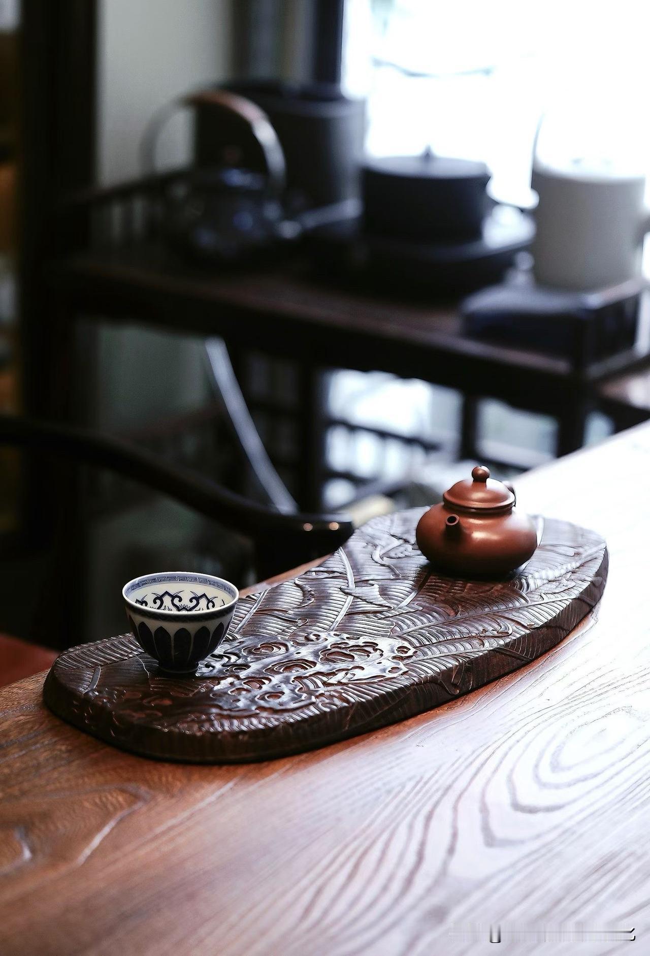 小叶紫檀这类东西，
一眼看纹理，二眼看油性，
但真正留下来的，是它的“气”。
