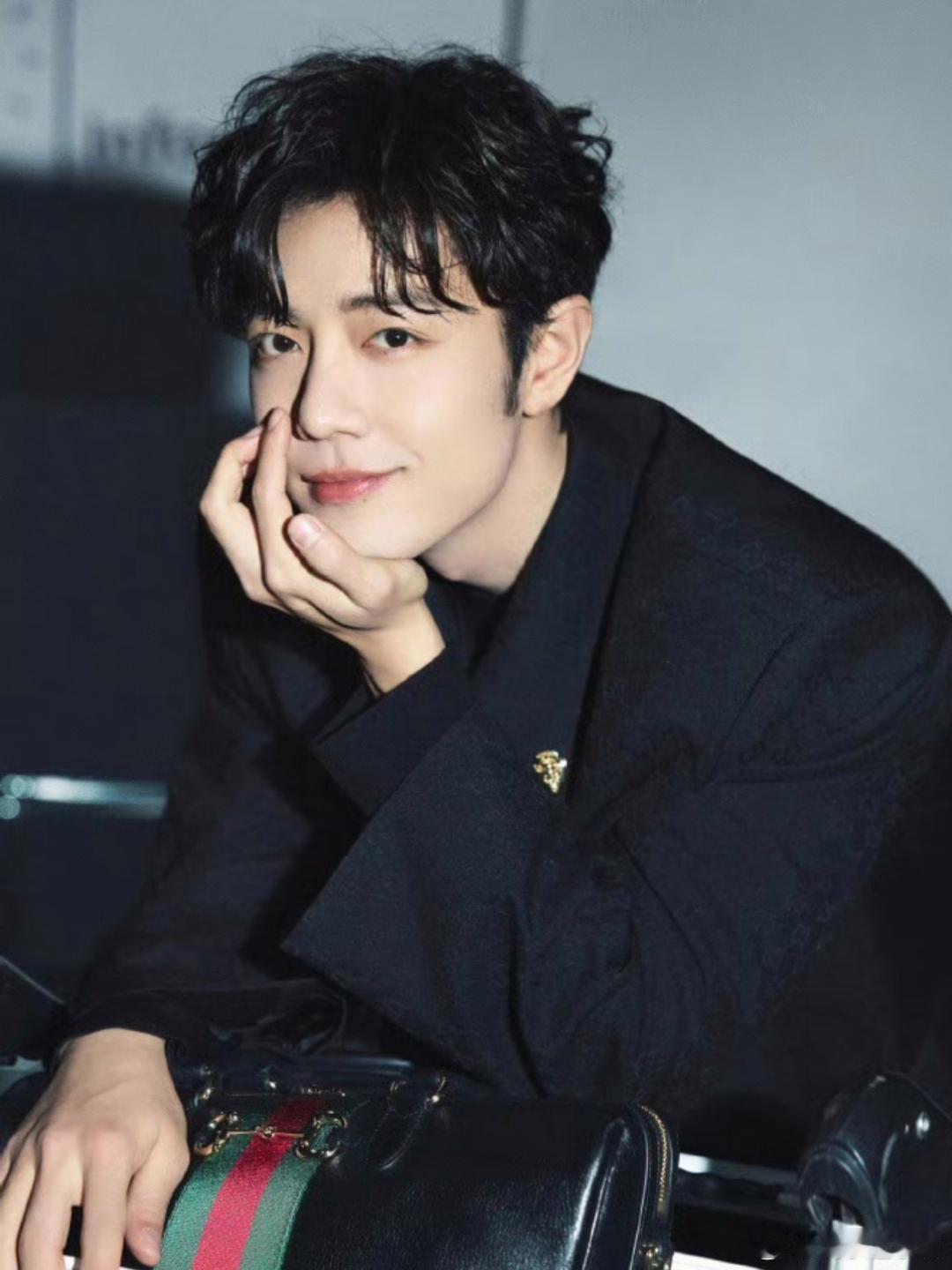 肖战的保镖肖战抵达意大利米兰，身边保镖身材魁梧且熊大。身形183.6的肖战显得娇