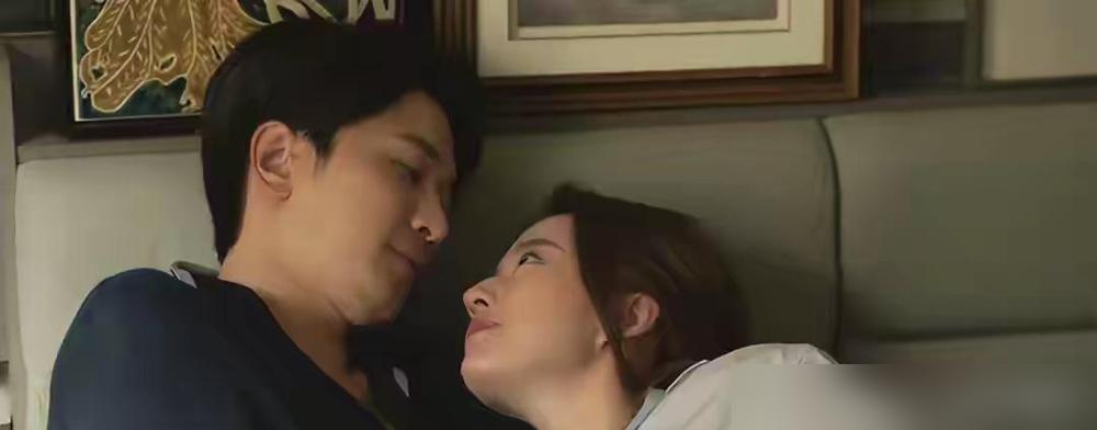 《玫瑰的故事》那波吻戏热度，到现在还能被挖出来讨论。
前四集就攒了27次吻，电