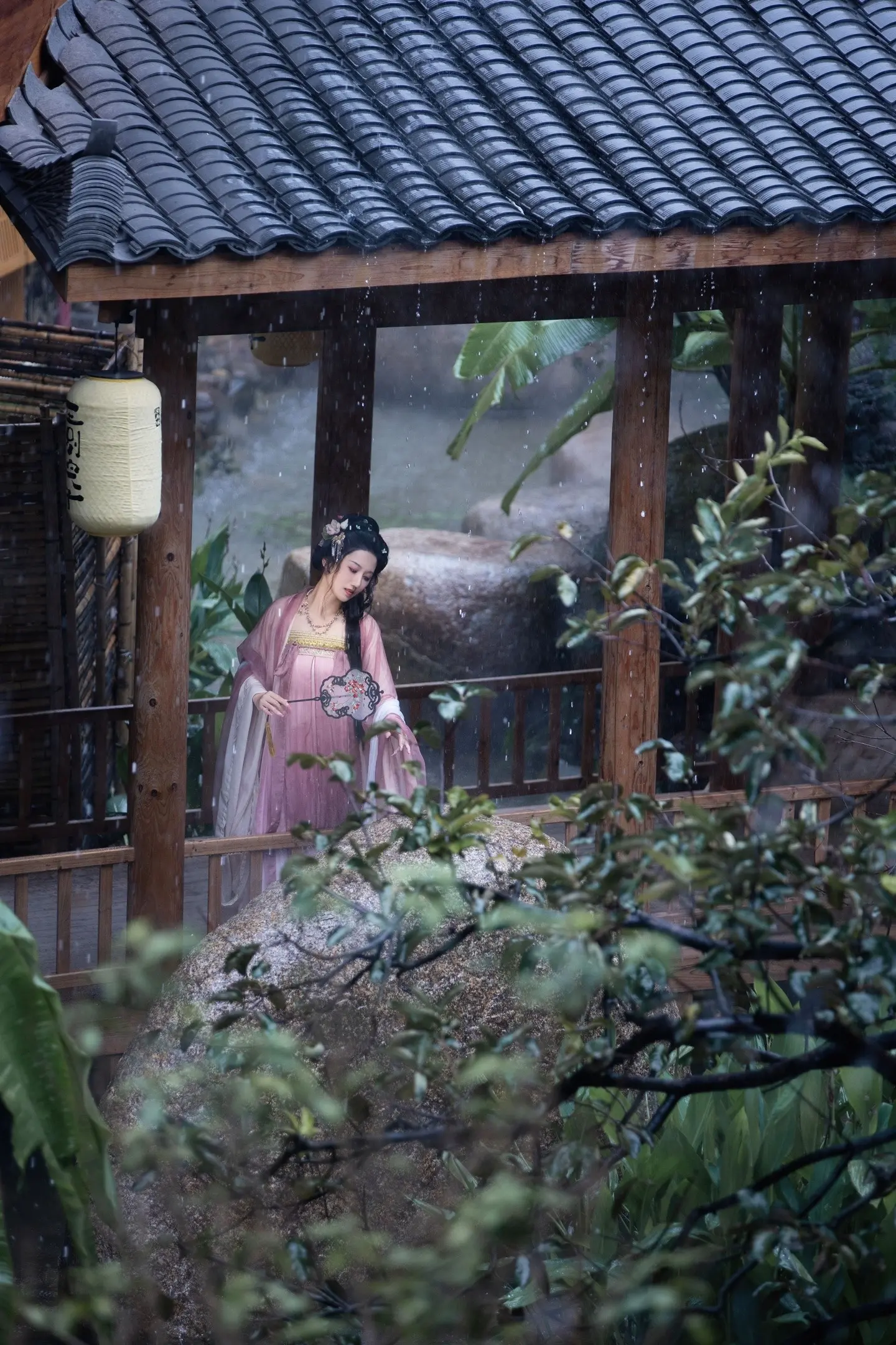 细雨湿衣看不见，闲花落地听无声。