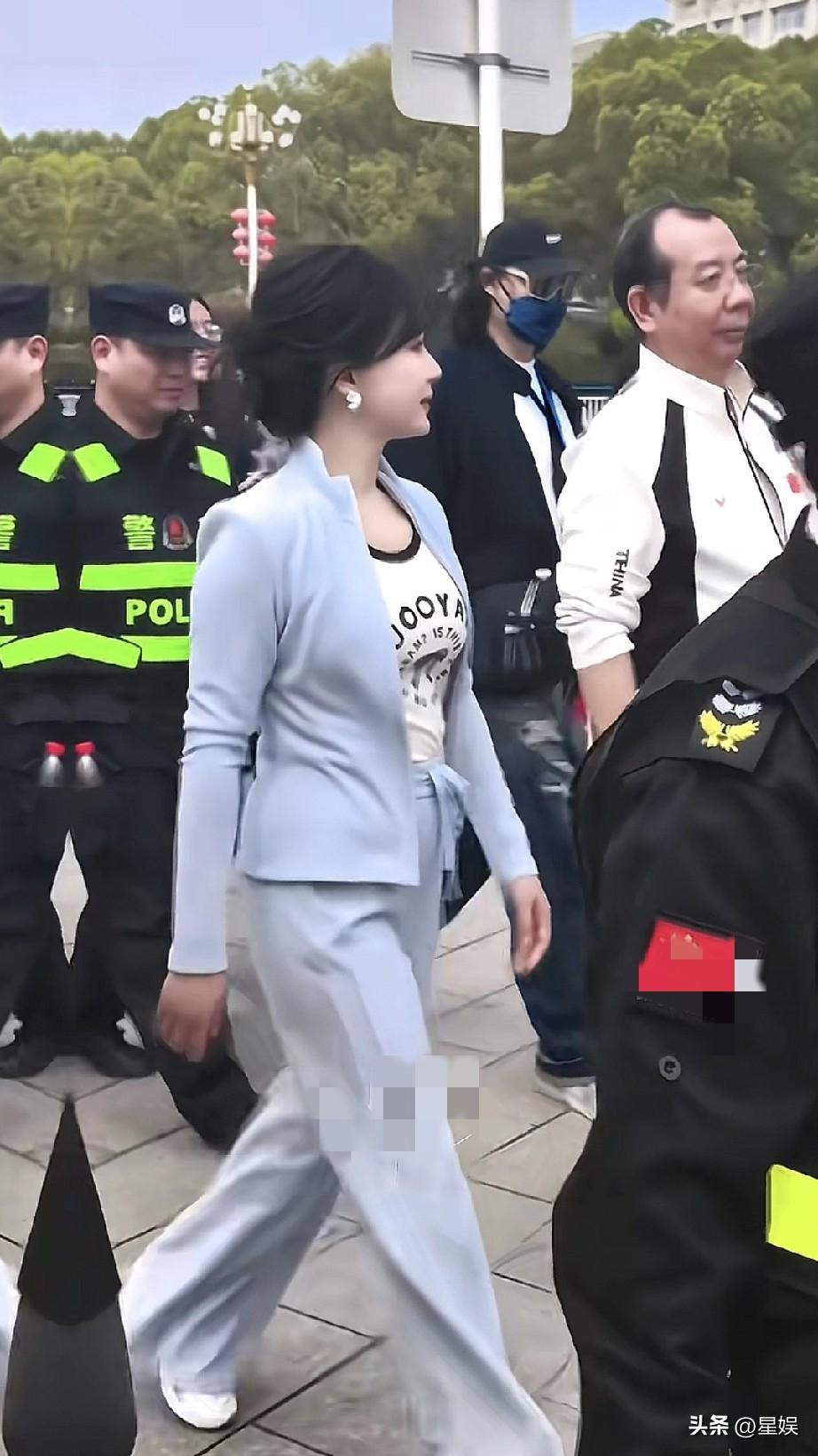 陈数浅蓝色套装，搭配白色运动鞋