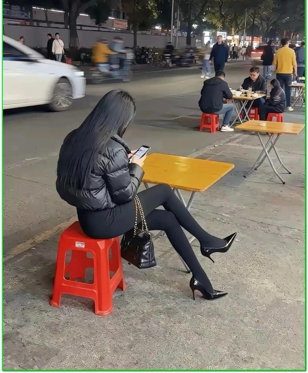 “ 谁能想到！这套厚黑180D在路边摊真的赢麻了~”
什么样的穿搭可以成为气质女