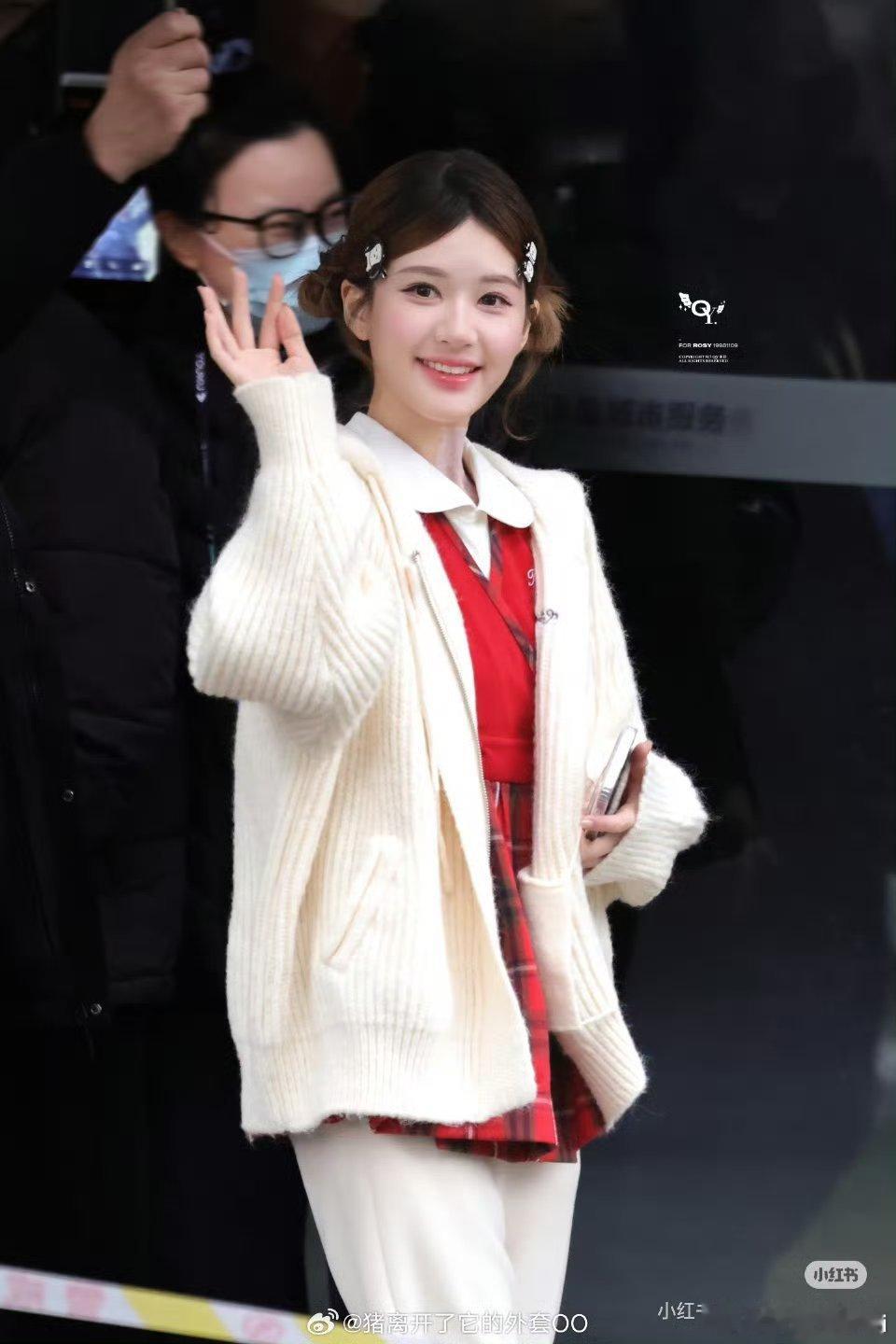 赵露思今日节目录制上班，完全小猫🐱双丸子头萌化了！！