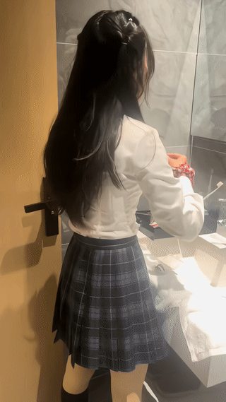 一男子吐槽他的女朋友，每天早上起来光是梳妆打扮就要大半天？
这不是很耽误时间吗？